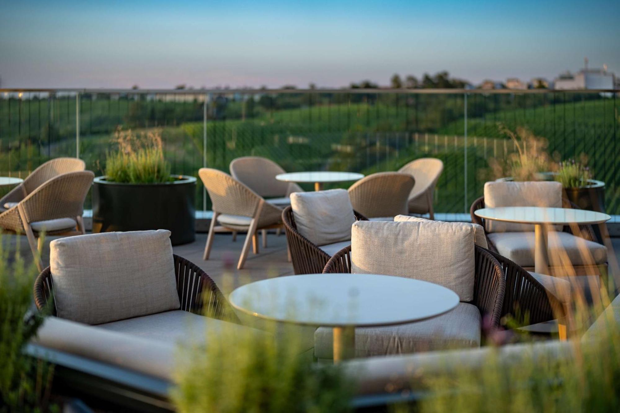 Hotel Radisson Blu At Porsche Design Tower