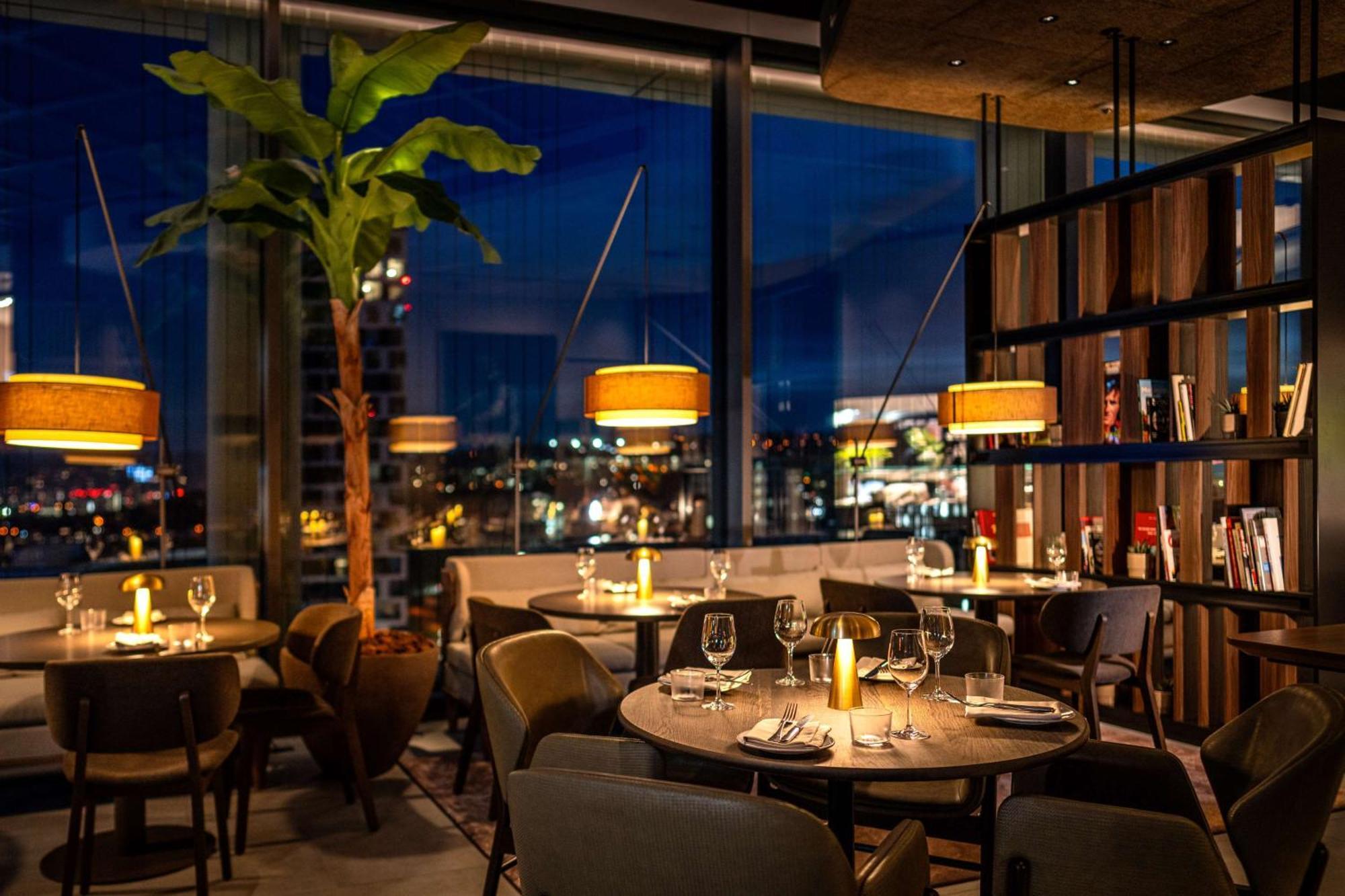 Hotel Radisson Blu At Porsche Design Tower