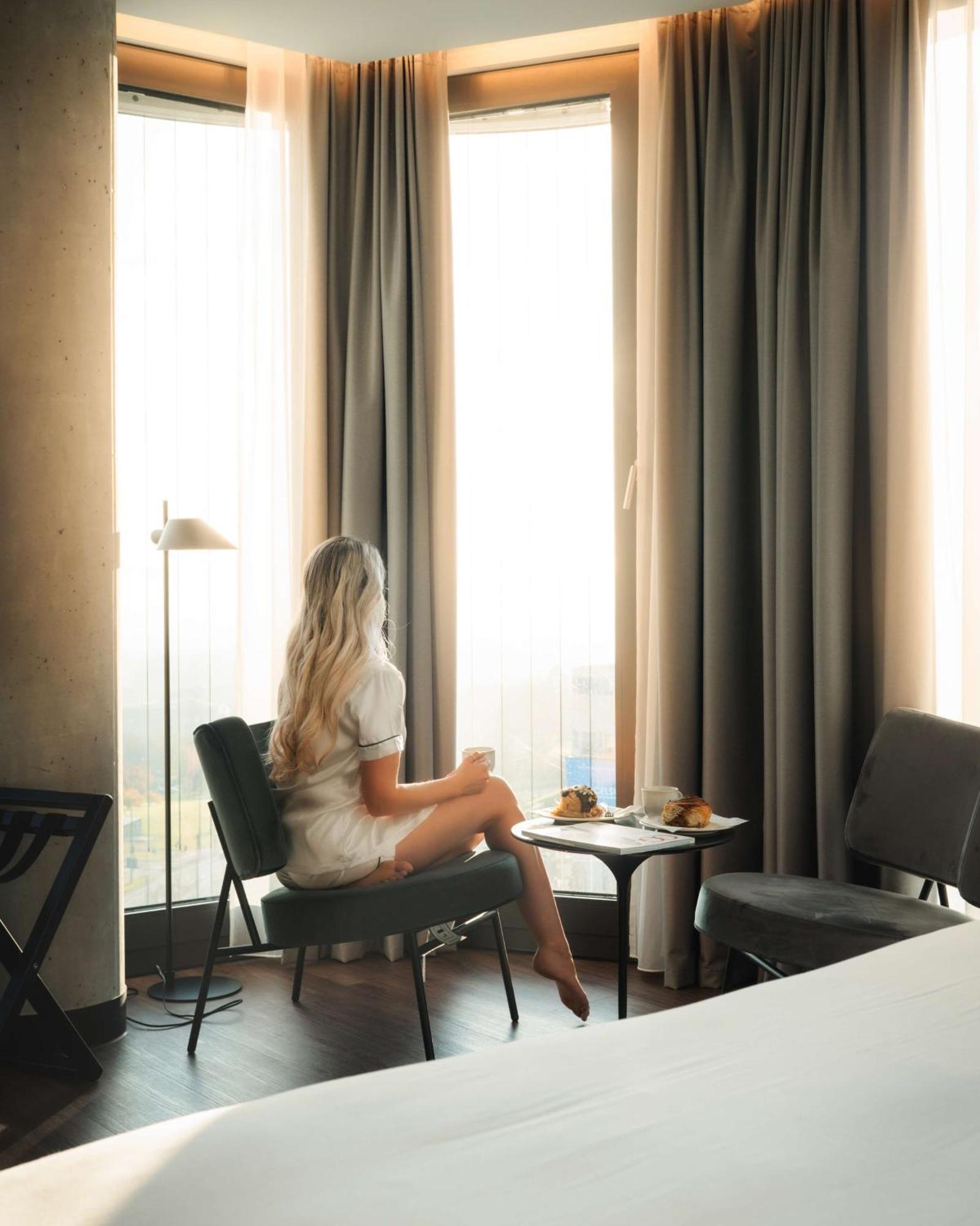 Hotel Radisson Blu At Porsche Design Tower 4*