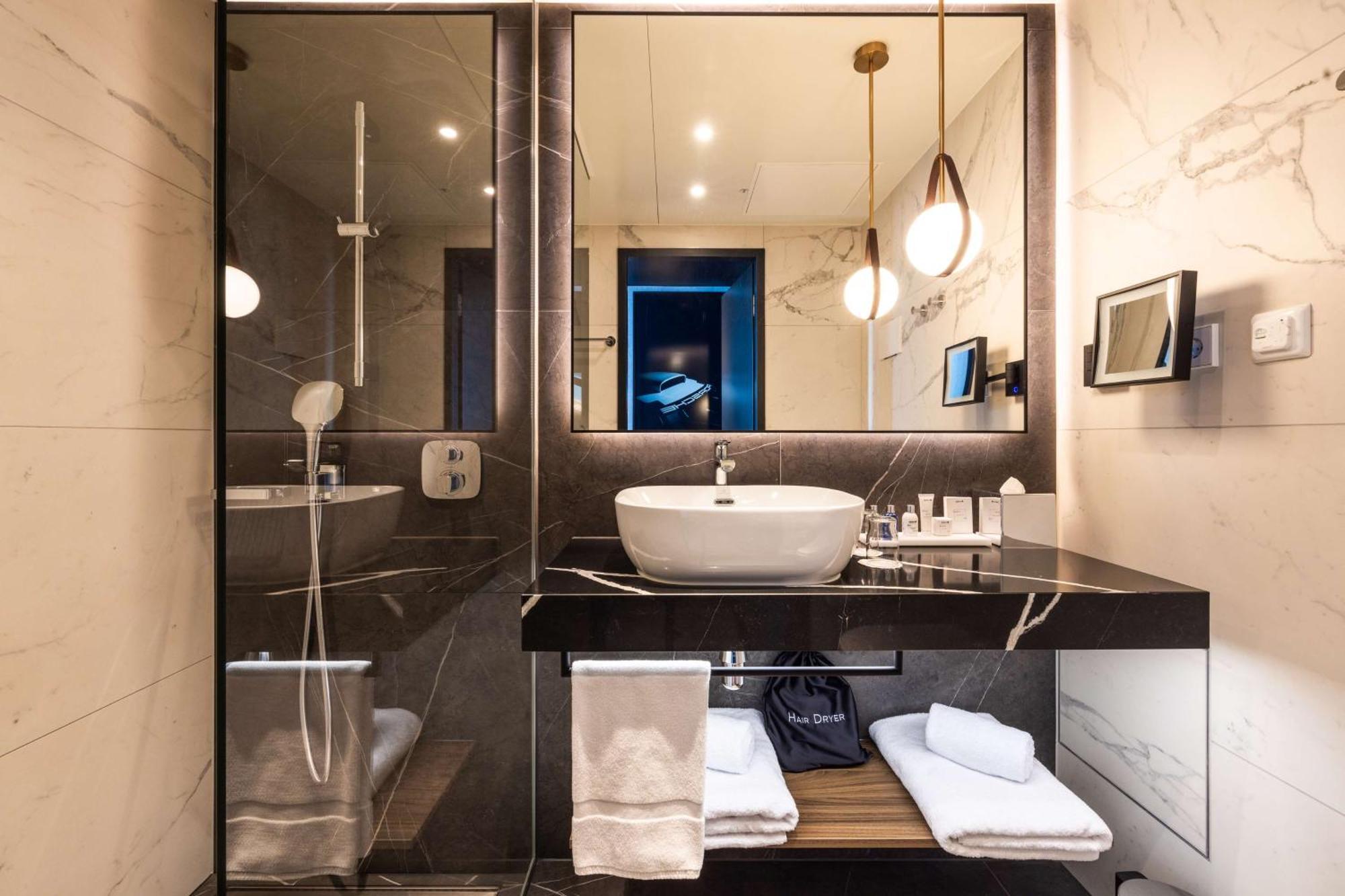 Radisson Blu At Porsche Design Tower