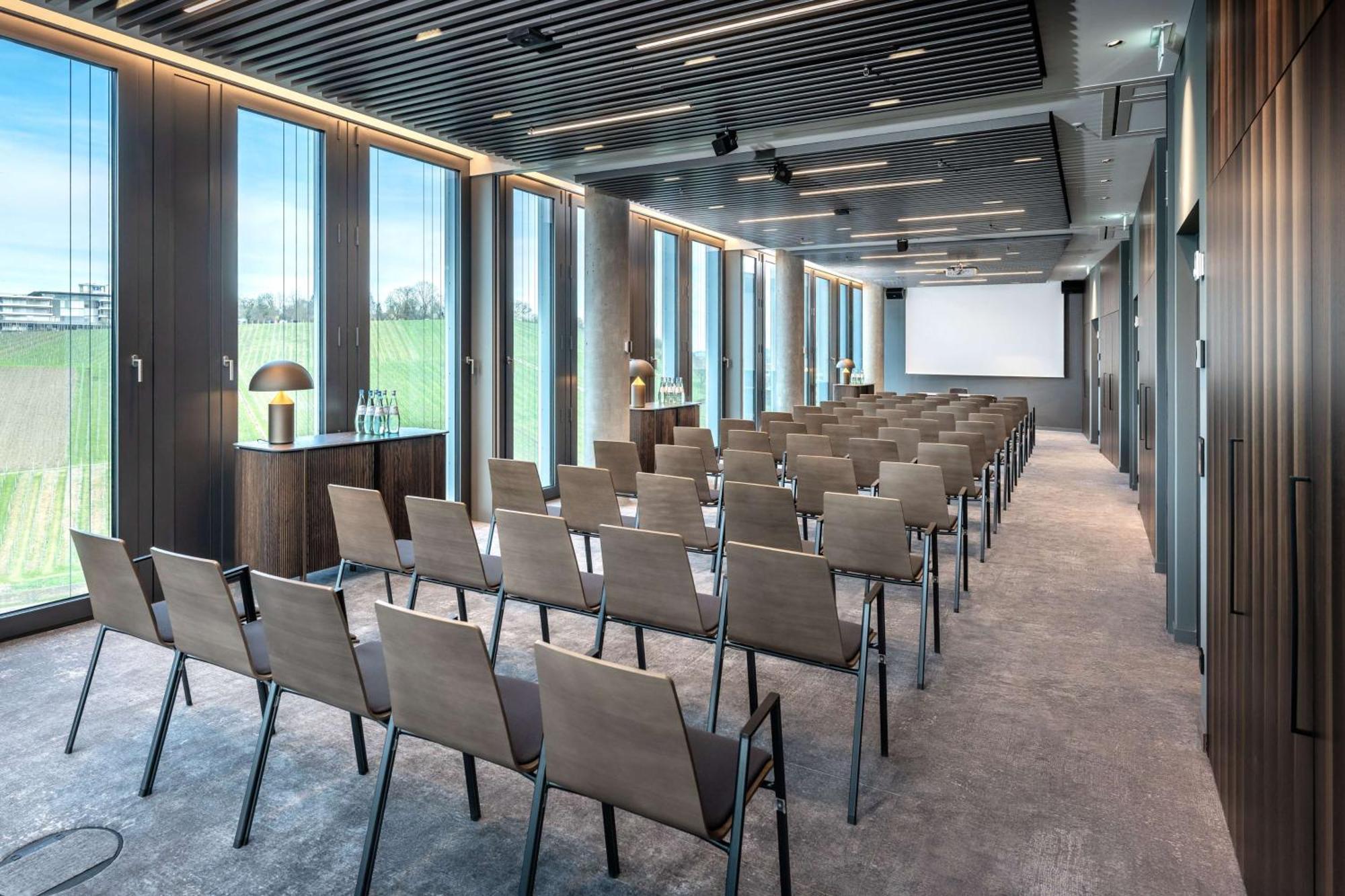 Hotel Radisson Blu At Porsche Design Tower