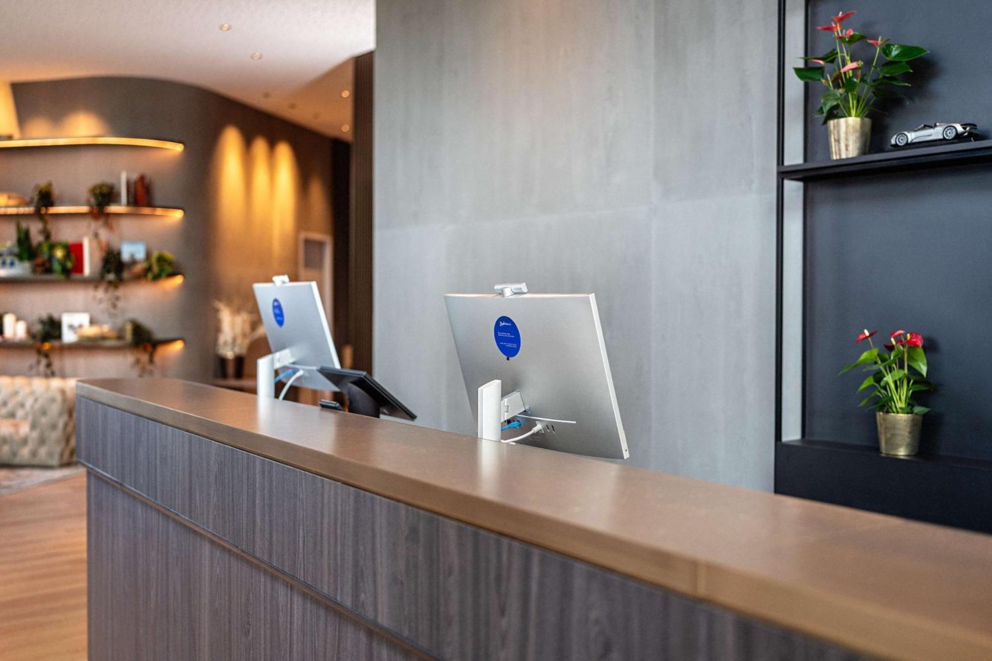 Radisson Blu At Porsche Design Tower