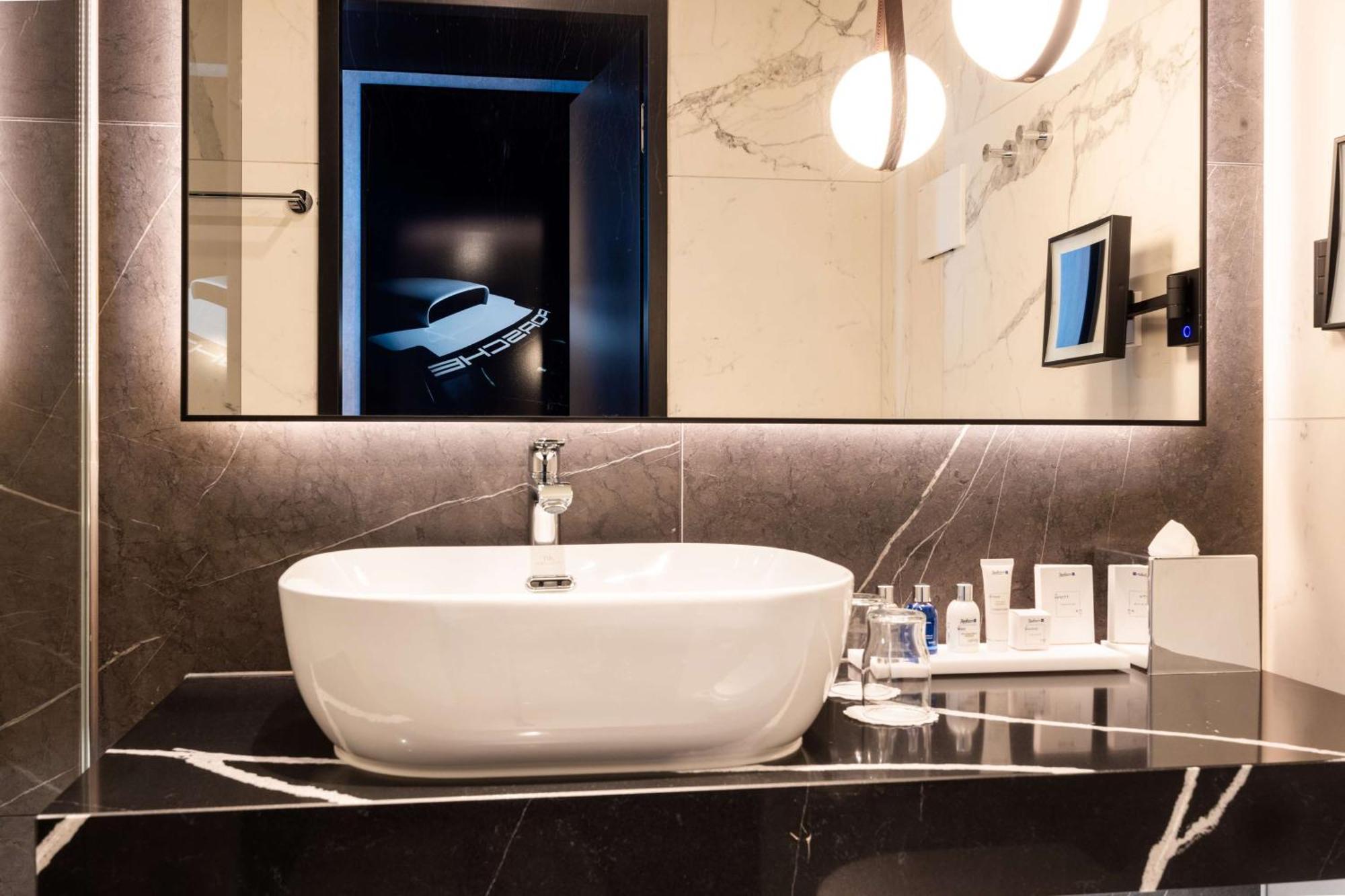 Radisson Blu At Porsche Design Tower Hotel